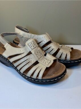 Clark’s Collection 16724 Beige Laser Cut Leather Wedge Sandals Size 6 Womens